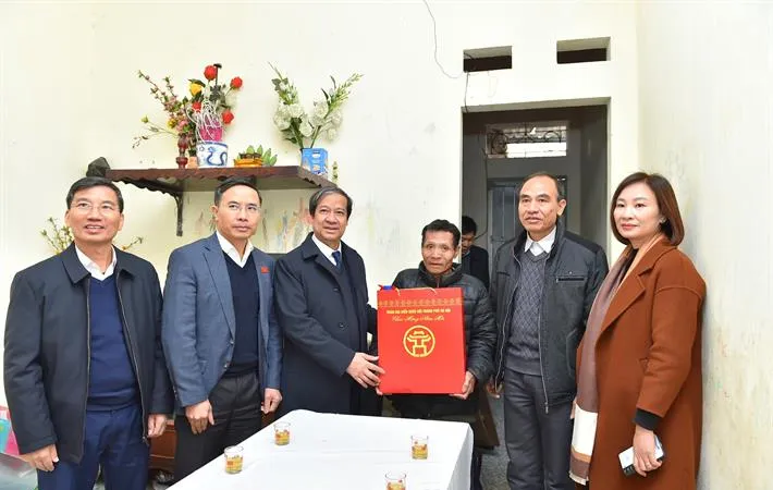 Bộ trưởng Nguyễn Kim Sơn tặng quà tết cho gia đình nghèo tại xã Vĩnh Quỳnh, huyện Thanh Trì