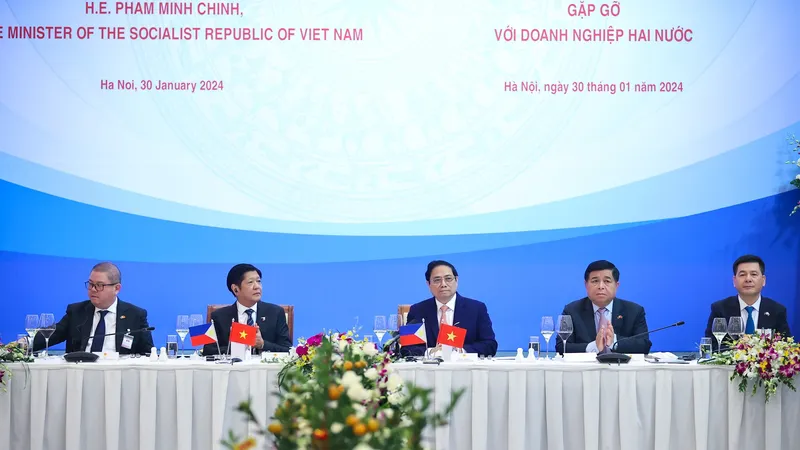 Thủ tướng Phạm Minh Chính và Tổng thống Philippines đồng chủ trì cuộc gặp gỡ với doanh nghiệp hai nước. Ảnh: VIẾT CHUNG