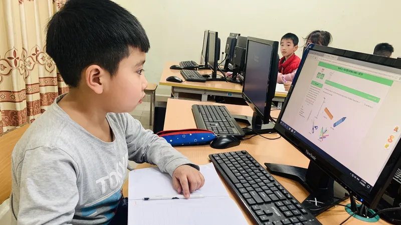 Học sinh Việt Nam tích cực học tập trực tuyến