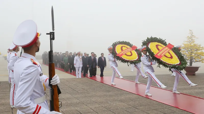 Lãnh đạo Đảng, Nhà nước đặt vòng hoa, vào Lăng viếng Chủ tịch Hồ Chí Minh. Ảnh: VIẾT CHUNG