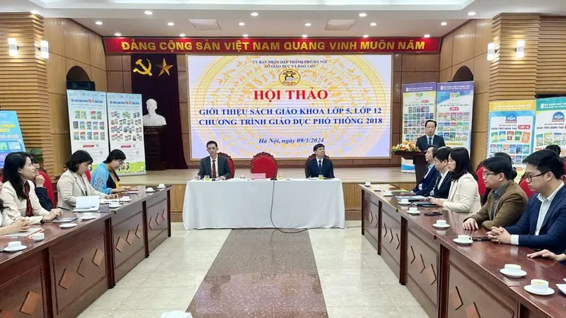 Hà Nội giới thiệu sách giáo khoa lớp 5, lớp 12 cho hơn 30.000 giáo viên