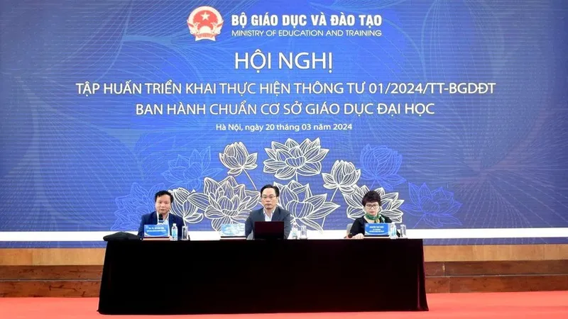 Thứ trưởng Hoàng Minh Sơn (giữa) chủ trì thảo luận 