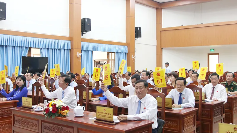 Các đại biểu HĐND tỉnh An Giang biểu quyết thông qua các nghị quyết kỳ họp