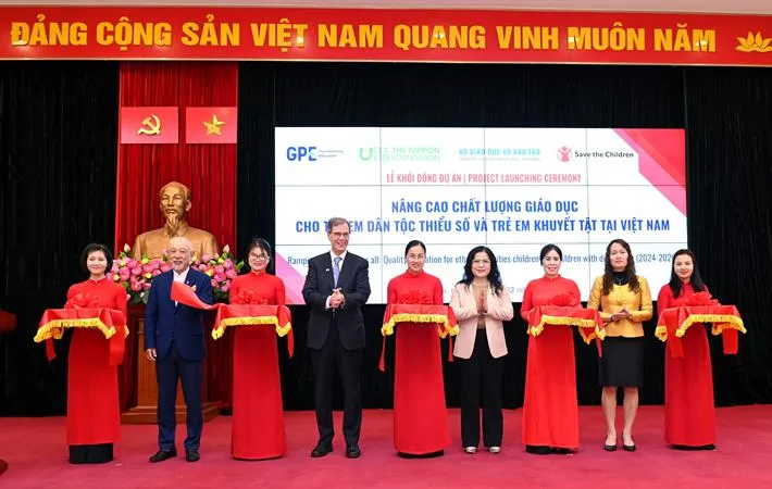 Đại diện 4 đơn vị cắt băng khởi động dự án 