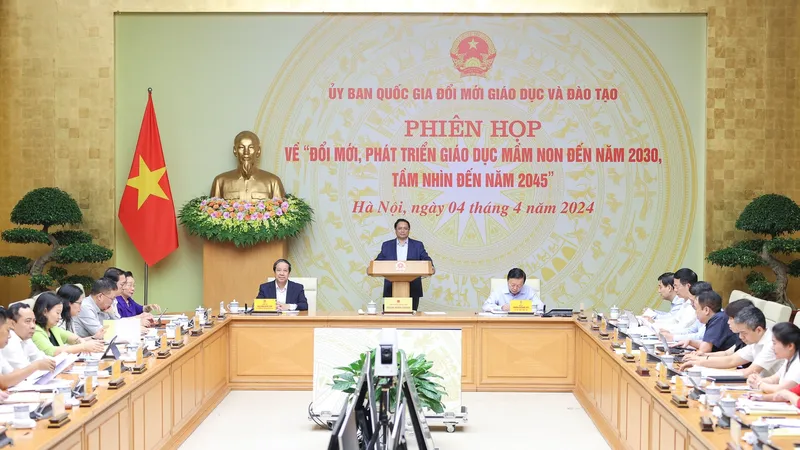 Thủ tướng Phạm Minh Chính chủ trì và phát biểu tại phiên họp của Ủy ban quốc gia Đổi mới GD-ĐT. Ảnh: VIẾT CHUNG
