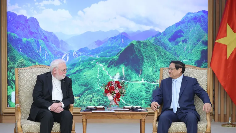 Thủ tướng Phạm Minh Chính tiếp Tổng Giám mục, Bộ trưởng Ngoại giao Tòa thánh Vatican Paul Richard Gallagher, chiều 10-4. Ảnh: VIẾT CHUNG