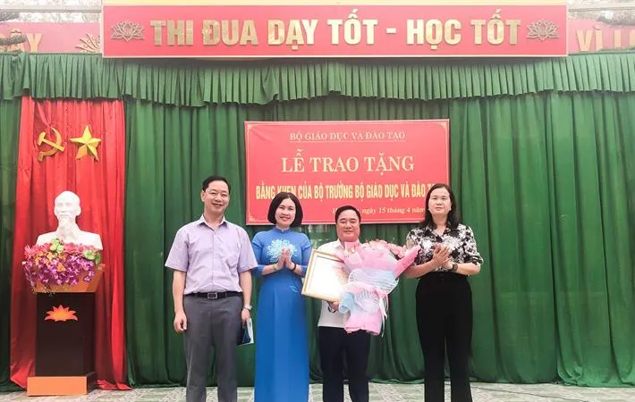 Tặng bằng khen của Bộ trưởng Bộ GD-ĐT cho giáo viên khuyết tật tiêu biểu