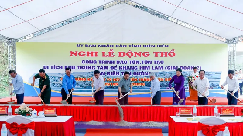Thủ tướng Phạm Minh Chính dự lễ khởi công dự án bảo tồn, tôn tạo Khu đề kháng Him Lam thuộc Di tích quốc gia đặc biệt Điện Biên Phủ. Ảnh: VIẾT CHUNG