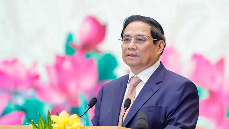 Thủ tướng Phạm Minh Chính phát biểu chúc mừng các đại biểu già làng, trưởng bản, nghệ nhân và người có uy tín tiêu biểu tại cuộc gặp mặt. Ảnh: VIẾT CHUNG