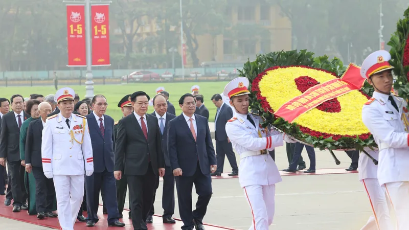 Lãnh đạo Đảng, Nhà nước vào Lăng viếng Chủ tịch Hồ Chí Minh nhân 49 năm thống nhất đất nước