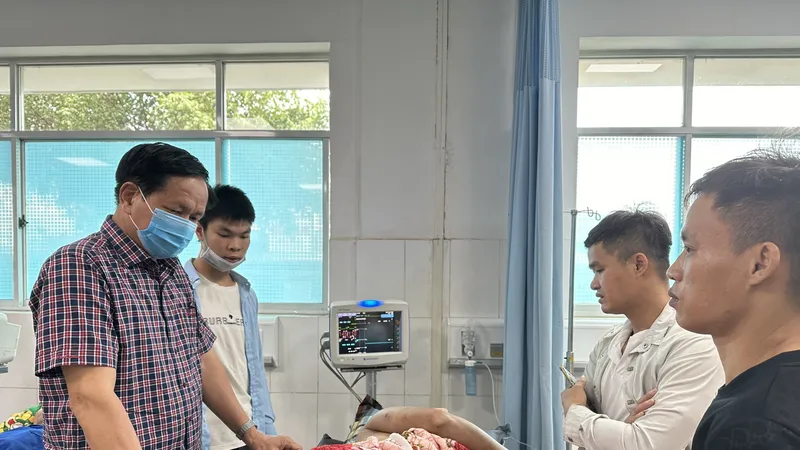 Lãnh đạo ngành y tế thăm hỏi các nạn nhân