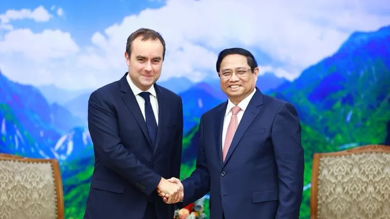 Thủ tướng Phạm Minh Chính và Bộ trưởng Bộ Quân đội Cộng hòa Pháp Sébastien Lecornu