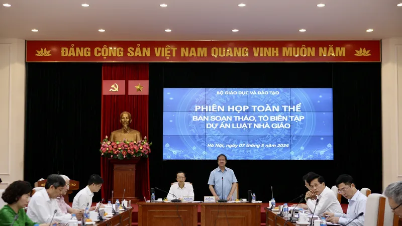 Bộ GD-ĐT tổ chức phiên họp toàn thể ban soạn thảo, tổ biên tập dự án Luật Nhà giáo.