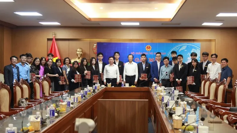 Thứ trưởng Bộ GD-ĐT Phạm Ngọc Thưởng gặp mặt đoàn cán bộ, học sinh tham gia kỳ thi khoa học kỹ thuật quốc tế năm 2024.