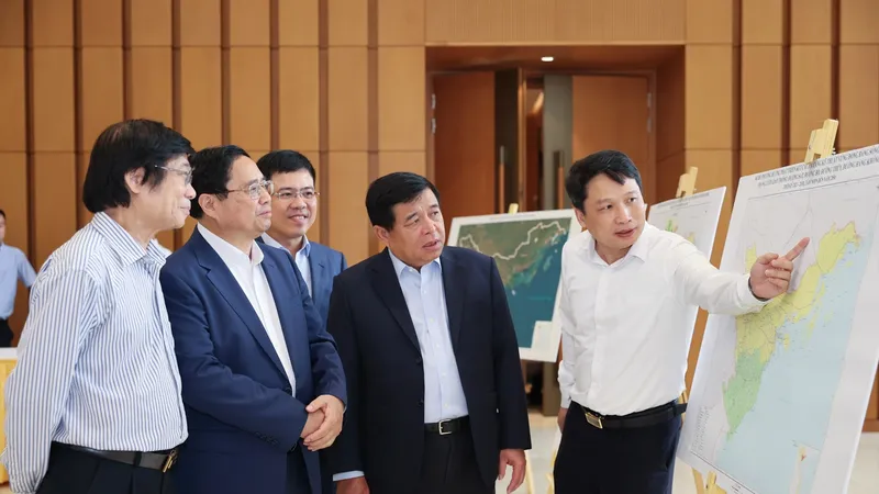 Thủ tướng Phạm Minh Chính và các đại biểu xem giới thiệu sơ đồ quy hoạch vùng Đồng bằng sông Hồng. Ảnh: VIẾT CHUNG