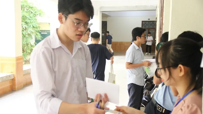 Thí sinh làm thủ tục vào phòng thi