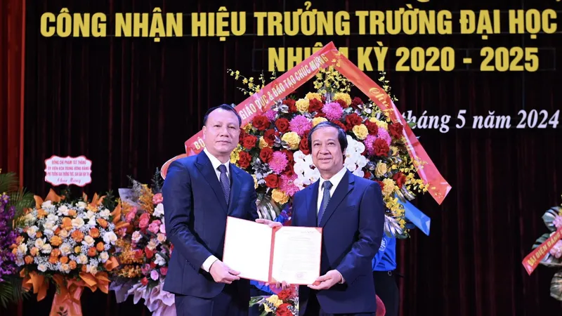 Bộ trưởng Nguyễn Kim Sơn trao quyết định công nhận Hiệu trưởng Trường Đại học Sư phạm Hà Nội 