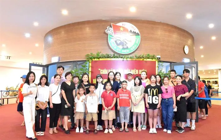 Các em học sinh đoạt giải tham quan Bảo tàng chiến thắng lịch sử Điện Biên Phủ