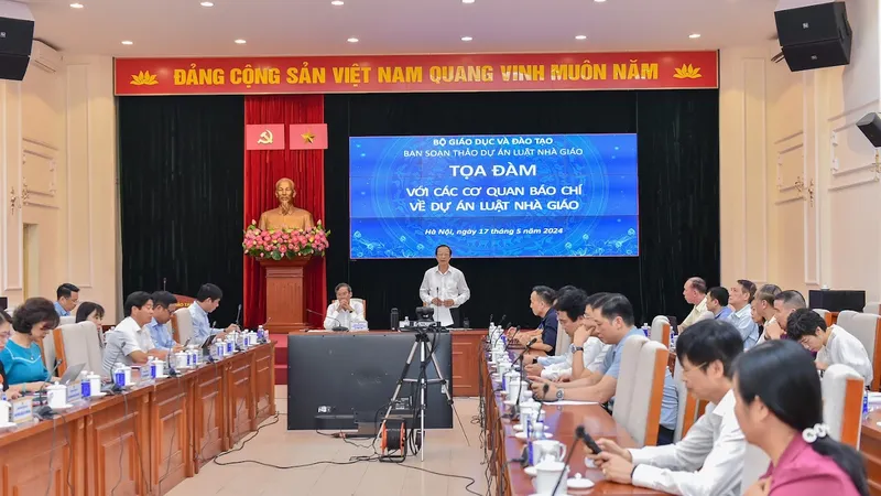 Thứ trưởng Bộ GD-ĐT Phạm Ngọc Thưởng chủ trì tọa đàm
