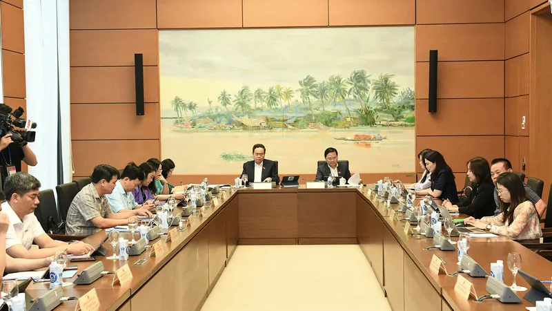 Quang cảnh phiên thảo luận tổ sáng 23-5