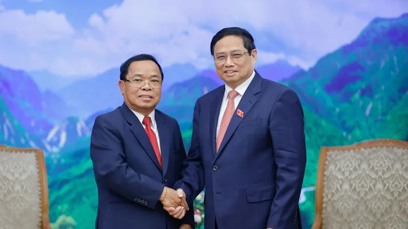 Thủ tướng Phạm Minh Chính và Chủ nhiệm Ban Kiểm tra Trung ương, Trưởng Ban Phòng, chống tham nhũng Trung ương, Tổng Thanh tra Nhà nước Lào Khamphan Phommathat. Ảnh: VIẾT CHUNG