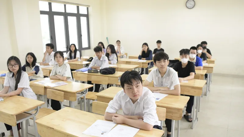 Thí sinh làm thủ tục kỳ thi vào 10 năm 2024 tại điểm thi Trường THPT Khương Đình, quận Thanh Xuân, Hà Nội, sáng 7-6. Ảnh: VIẾT CHUNG 
