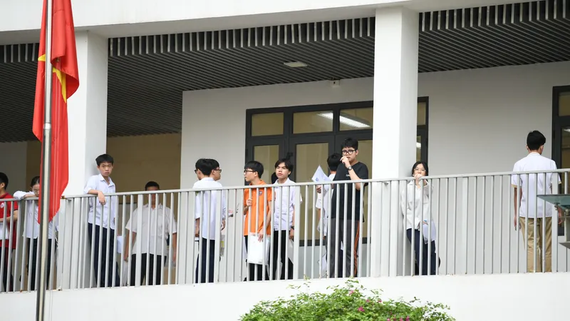 Thí sinh Hà Nội chuẩn bị thi môn Văn kỳ thi vào lớp 10 năm 2024 tại điểm thi Trường THPT Khương Đình, quận Thanh Xuân, sáng 8-6. Ảnh: VIẾT CHUNG