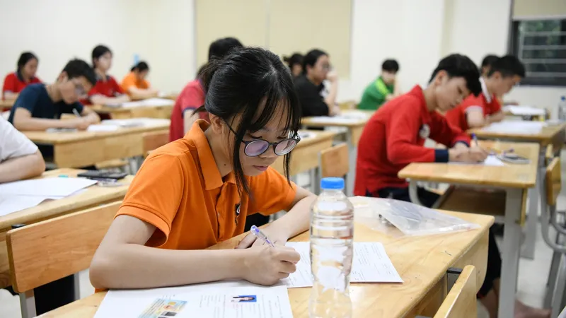 Thí sinh Hà Nội thi môn Toán kỳ thi vào lớp 10 năm 2024 , sáng 9-6. Ảnh: VIẾT CHUNG