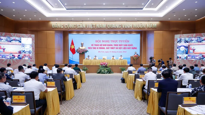 Hội nghị về tháo gỡ khó khăn, thúc đẩy sản xuất, tiêu thụ xi măng, sắt thép và vật liệu xây dựng. Ảnh: VIẾT CHUNG