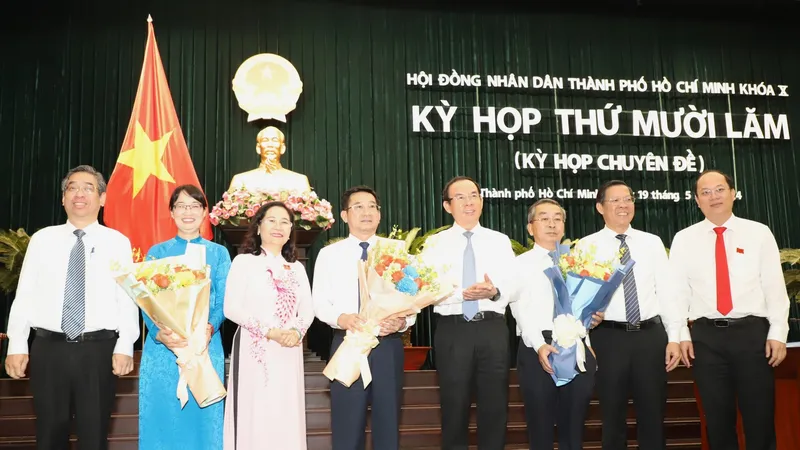 Thường trực Thành ủy TPHCM tặng hoa chúc mừng các đồng chí tại kỳ họp thứ 15 (kỳ họp chuyên đề), HĐND TPHCM. Ảnh: VIỆT DŨNG