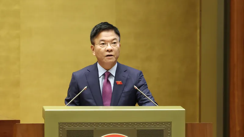 Phó Thủ tướng Chính phủ, Bộ trưởng Bộ Tư pháp Lê Thành Long trình bày Tờ trình về dự án Luật Công chứng (sửa đổi), chiều 17-6. Ảnh: QUANG PHÚC
