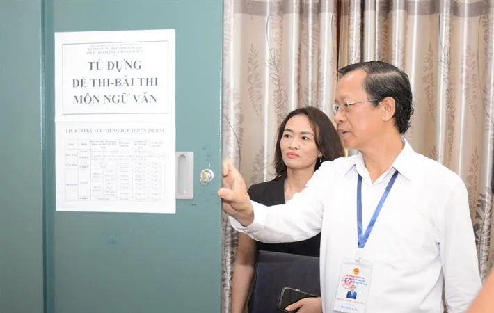 Thứ trưởng Phạm Ngọc Thưởng kiểm tra điều kiện tổ chức tại các điểm thi tỉnh Vĩnh Phúc