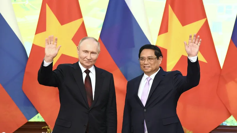 Thủ tướng Phạm Minh Chính hội kiến Tổng thống Liên bang Nga Vladimir Putin. Ảnh: VIẾT CHUNG