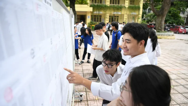 Thí sinh Hà Nội tìm thông tin mình khi đến làm thủ tục dự thi chiều 26-6. Ảnh: VIẾT CHUNG