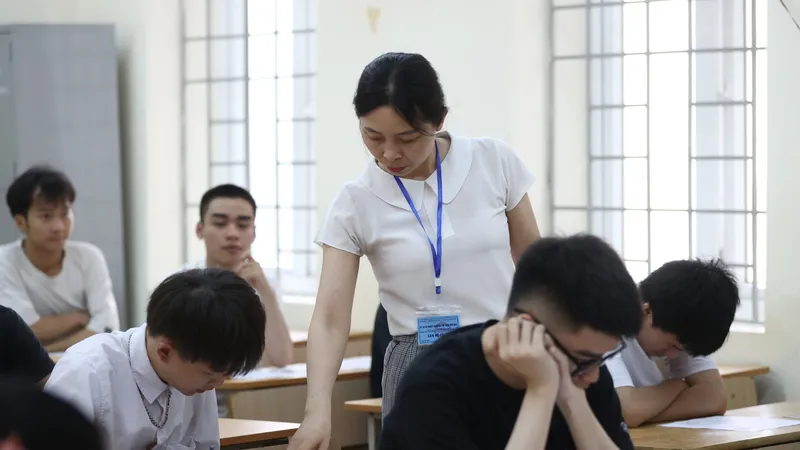 Thí sinh đến làm thủ tục dự thi tại điểm thi Trường THPT Quang Trung, quận Đống Đa, Hà Nội. Ảnh: VIẾT CHUNG