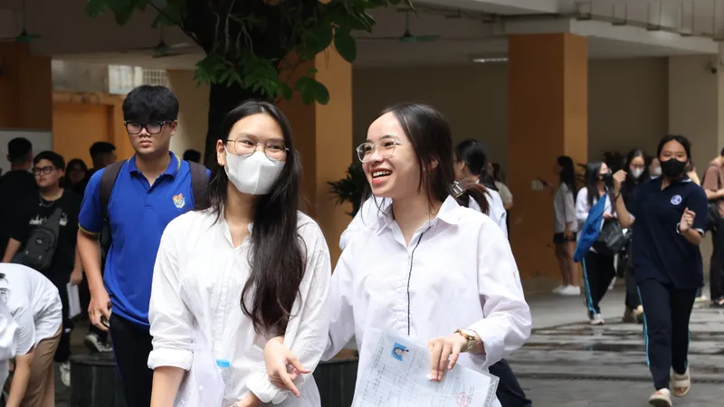 Thí sinh dự thi sáng 26-6. Ảnh: QUANG PHÚC
