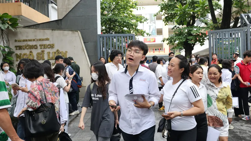 Thí sinh Hà Nội dự thi môn Văn sáng 27-6. Ảnh: QUANG PHÚC
