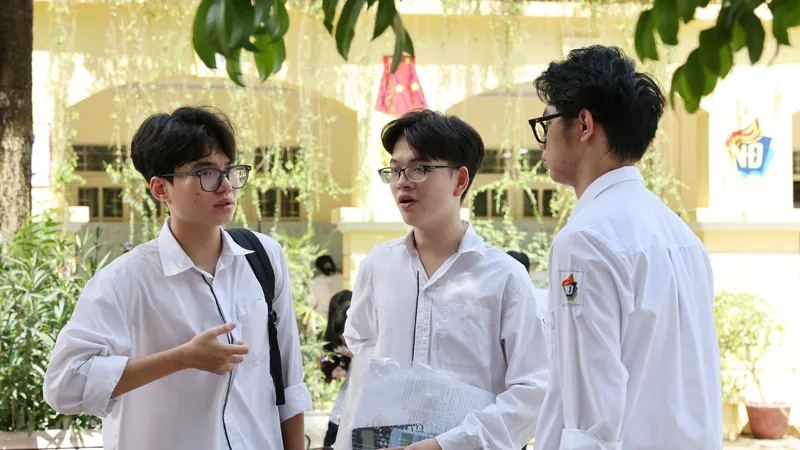 Thí sinh Hà Nội phấn khởi vì đã hoàn tất 2 môn thi. Ảnh: QUANG PHÚC 