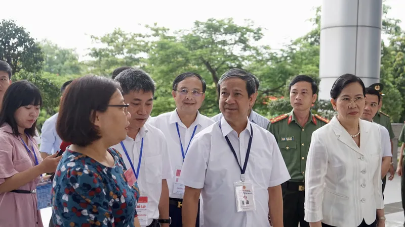 Bộ trưởng Bộ GD-ĐT Nguyễn Kim Sơn; Bí thư Tỉnh ủy Hà Nam Lê Thị Thủy đến động viên thí sinh, cán bộ làm thi tốt nghiệp THPT 2024 tại Hà Nam