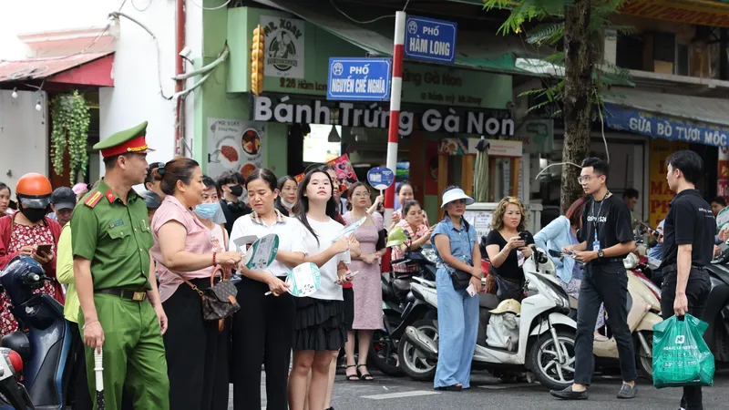 Nhiều phụ huynh ngóng con đi thi. Ảnh: QUANG PHÚC