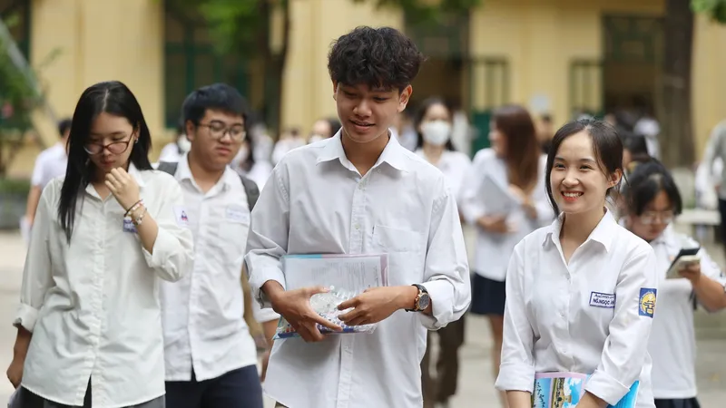 Thí sinh tại điểm thi Trường THPT Phan Đình Phùng, quận Ba Đình, Hà Nội, sáng 28-6. Ảnh: VIẾT CHUNG