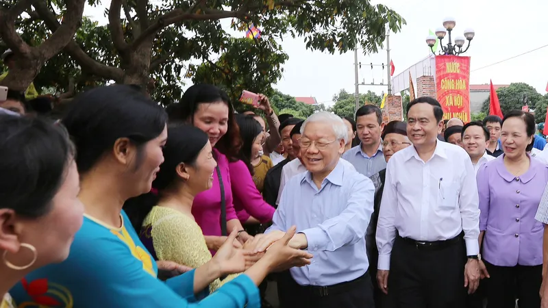 Tổng Bí thư Nguyễn Phú Trọng và nhân dân dự Ngày hội đại đoàn kết toàn dân tộc tại Làng văn hóa Thượng Điện, xã Vinh Quang, huyện Vĩnh Bảo, TP Hải Phòng, chiều 15-11-2017. Ảnh: VIẾT CHUNG