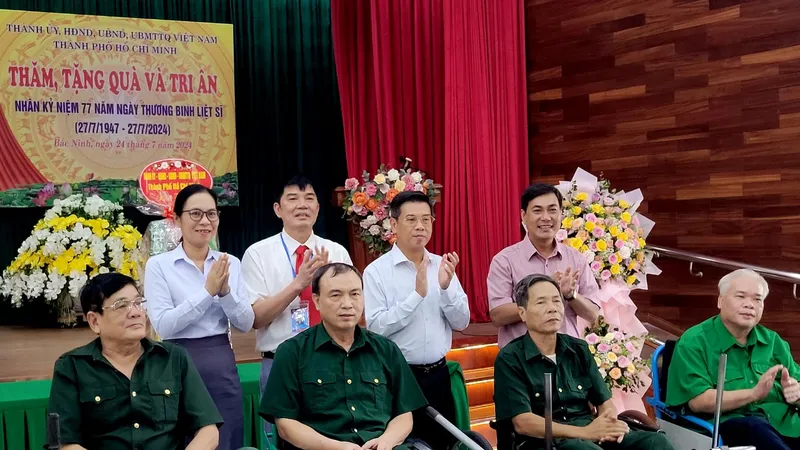 Đồng chí Nguyễn Văn Dũng, Thành ủy viên, Phó Chủ tịch UBND TPHCM dẫn đầu Đoàn đại biểu TPHCM thăm và tặng quà tập thể thương, bệnh binh tại Trung tâm Điều dưỡng Thương binh Thuận Thành (tỉnh Bắc Ninh)