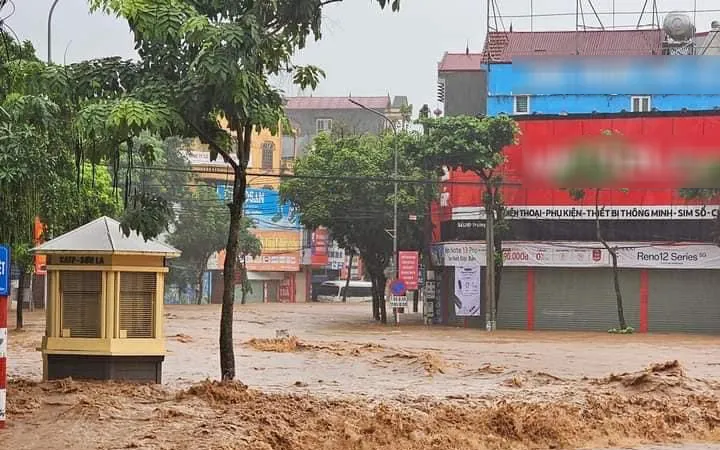 Trung tâm TP Sơn La sáng 24-7, nước đỏ ngàu cuồn cuộn chảy về trong mưa 