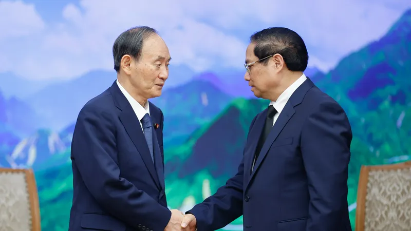 Thủ tướng Phạm Minh Chính tiếp Đặc phái viên của Thủ tướng Nhật Bản, nguyên Thủ tướng Suga Yoshihide 
