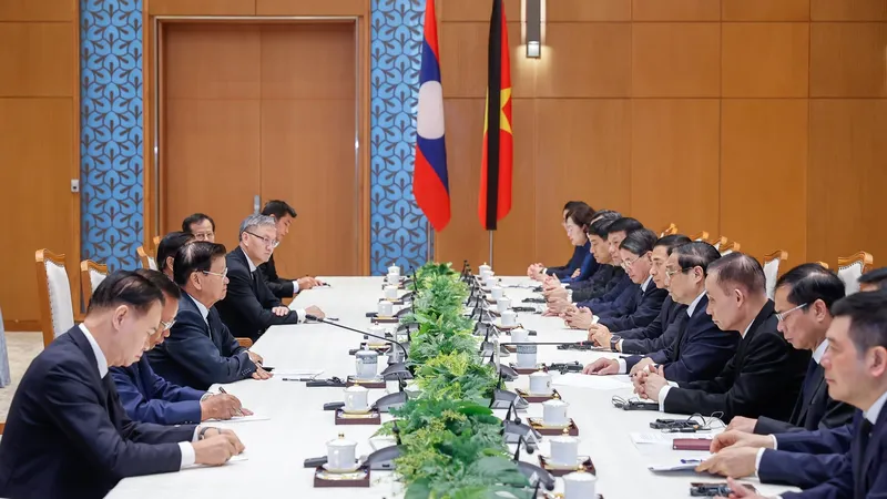Thủ tướng Phạm Minh Chính tiếp Tổng Bí thư, Chủ tịch nước Lào Thongloun Sisoulith, sáng 26-7. Ảnh: VIẾT CHUNG 