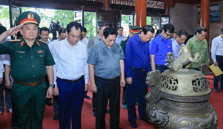 Thủ tướng tưởng niệm các Anh hùng liệt sĩ và tặng quà gia đình chính sách tại Thái Nguyên