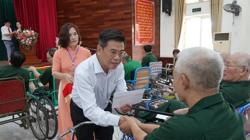 Đồng chí Nguyễn Văn Dũng, Phó Chủ tịch UBND TPHCM tặng quà thương binh tại Trung tâm điều dưỡng thương binh Thuận Thành (Bắc Ninh)
