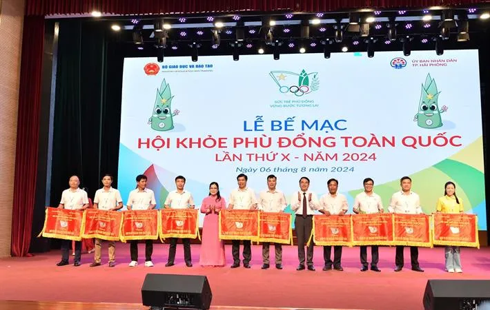 Ban Tổ chức trao cờ lưu niệm cho 10 đơn vị có thành tích xuất sắc nhất tại Hội khỏe Phù Đổng toàn quốc lần thứ X