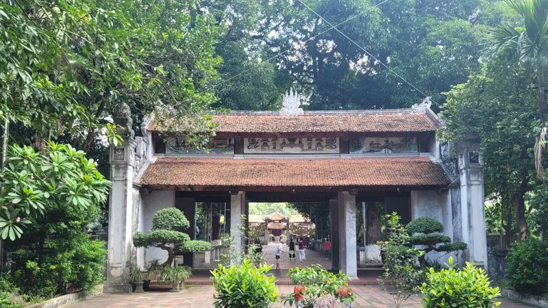 Chùa Láng, Hà Nội là một trong di tích được nhiều người dân tìm đến. Ảnh: LÂM NGUYÊN